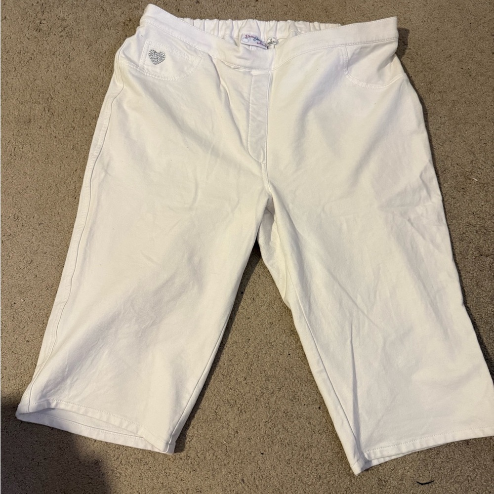 White Capri Woman/ Dream Jeannes by Quacker Factory